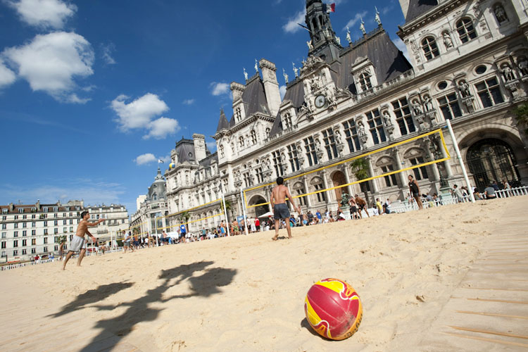 Place de l'hôtel de Ville transformée en terrain de volley-ball