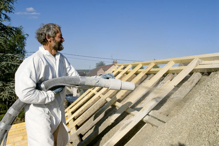 Projection de béton de chanvre sur une toiture