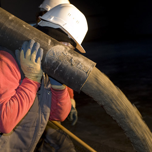 Ouvrier dans un moment d'effort sur un chantier