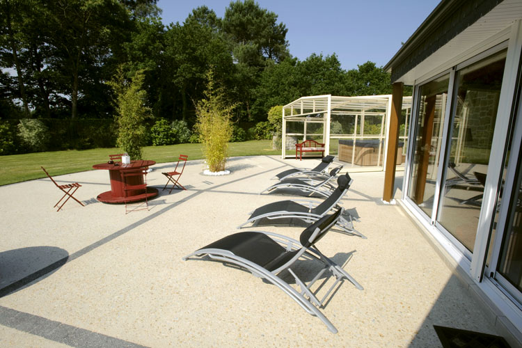 Terrasse de villa en béton décoratif