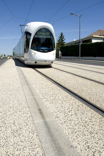 Ligne de tramway en béton décoratif