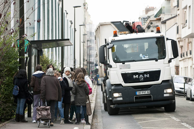 Arrêt de bus d'un collège plutôt dangereux