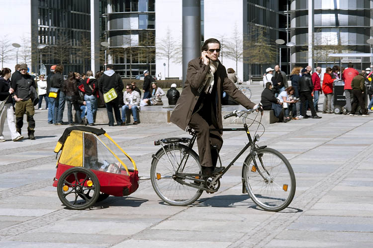 Cycliste et sa remorque à Berlin