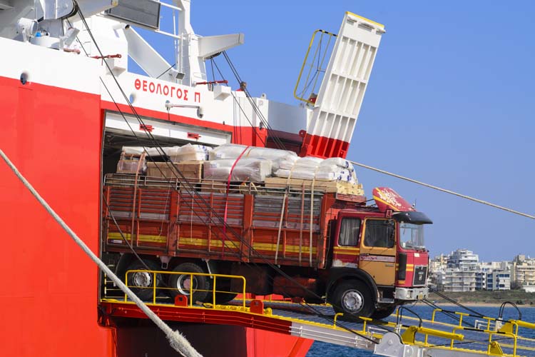 Camion débarquant d'un ferry en Grece