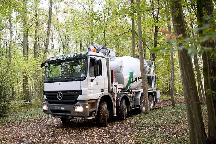 Camion toupie en livraison dans une forêt