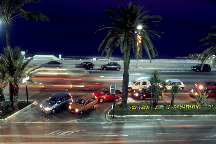 Circulation automobile de nuit à Nice