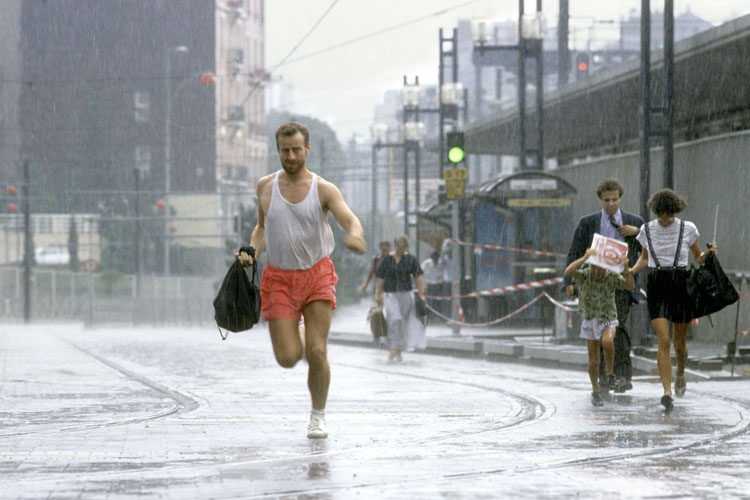 Piéton surpris par la pluie