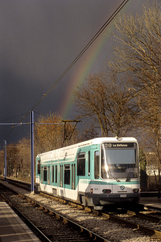 Rame de tramway sous un ciel d'orage