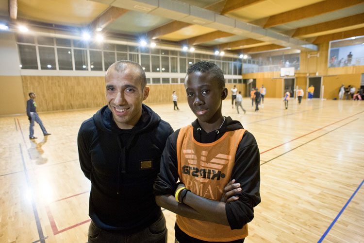 Educateur et l'un de ses élèves en foot indoor