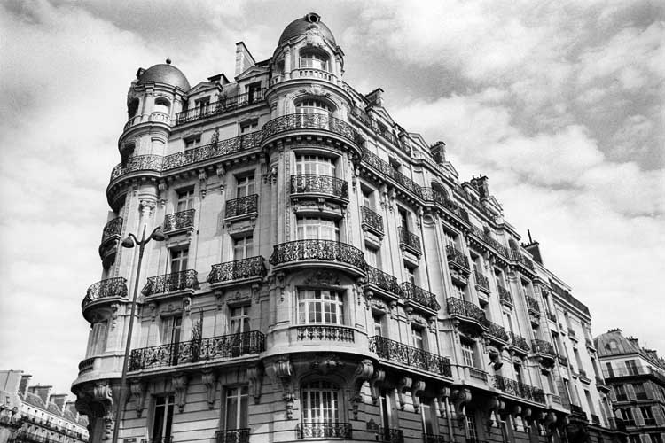 Balconnnage d'un immeuble haussmanien à Paris