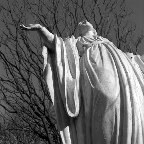 Vierge blanche érigée sur une colline