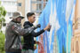 Jeunes réalisant une fresque à Saint-Ouen