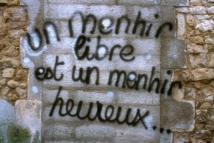 Tag à Audierne sur un mur décrépi