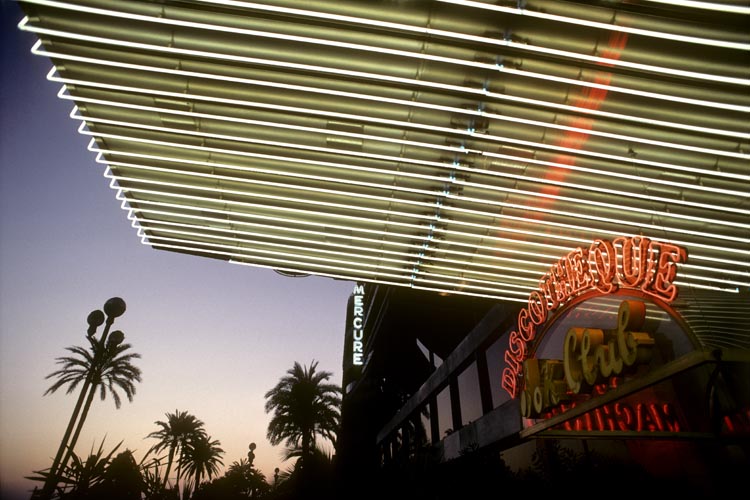 Entree d'une discotheque à Nice sur la promenade des Anglais